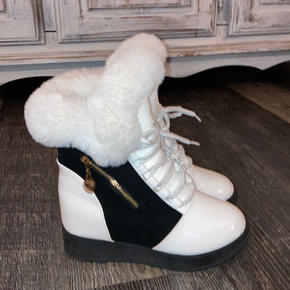 Michal kors kids shoe. - Picture 2 of 4